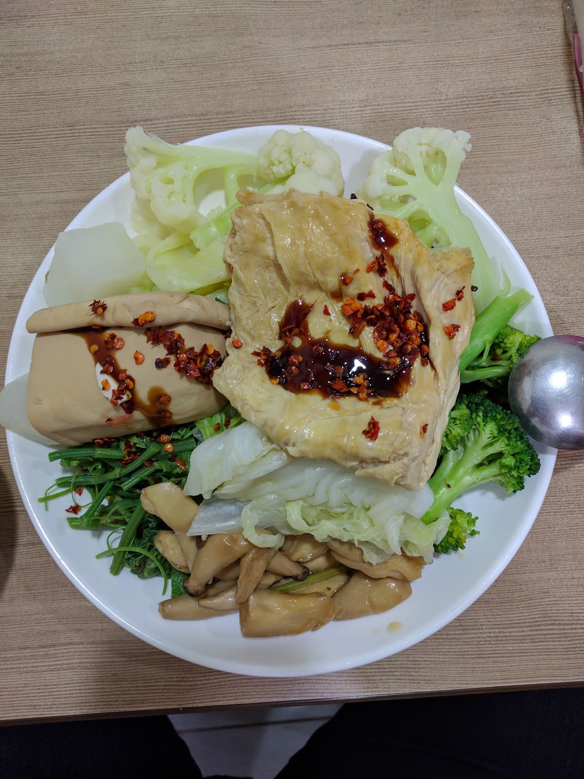 Xiǎo Chú Guì SùShí 小廚櫃素食: food & drinks