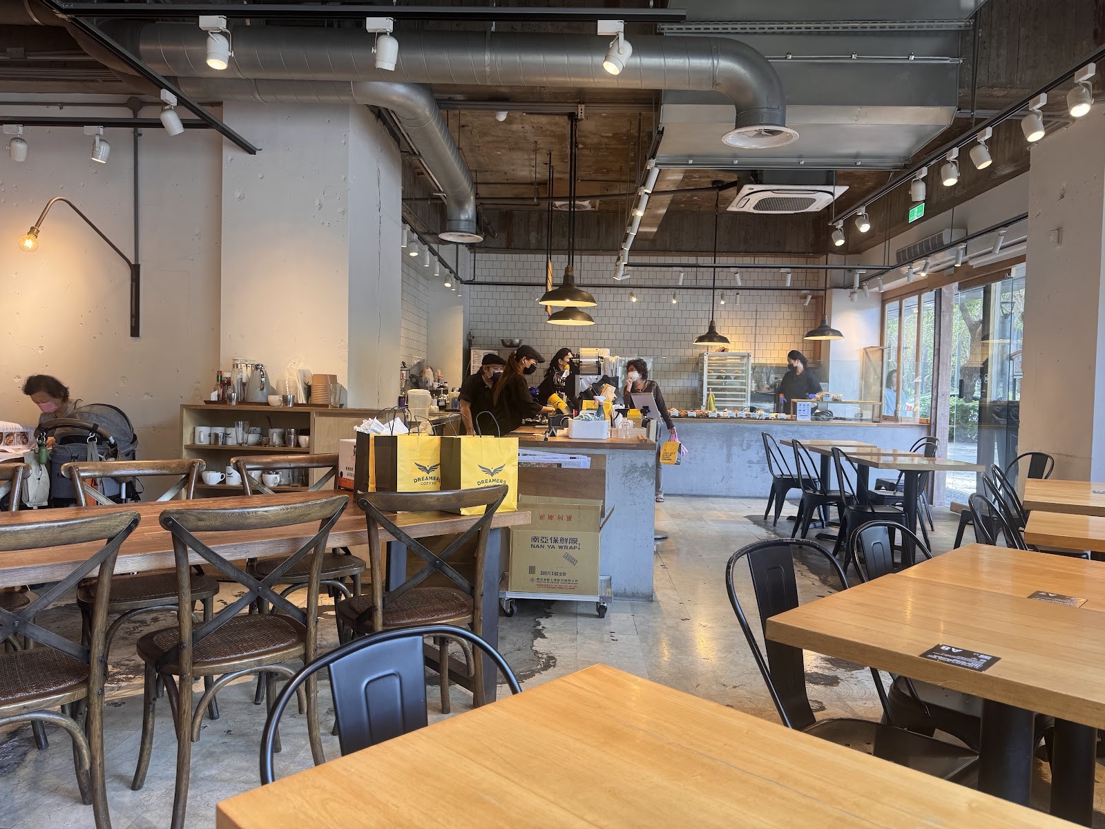DREAMERS COFFEE ROASTERS 仁愛店: the place