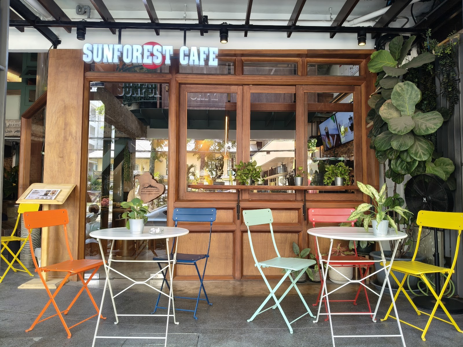 Sun Forest Cafe (Phraathit Branch): the place