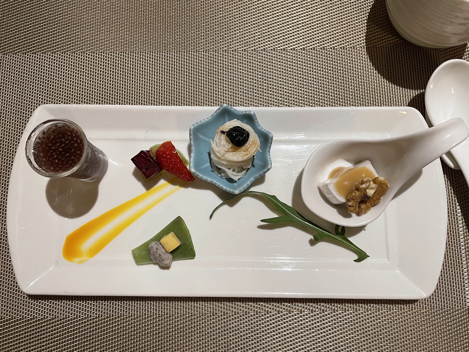 Yangming Spring Creative (Pure Vegan Life) Vegetarian Cuisine - Zhongxiao Branch: food & drinks