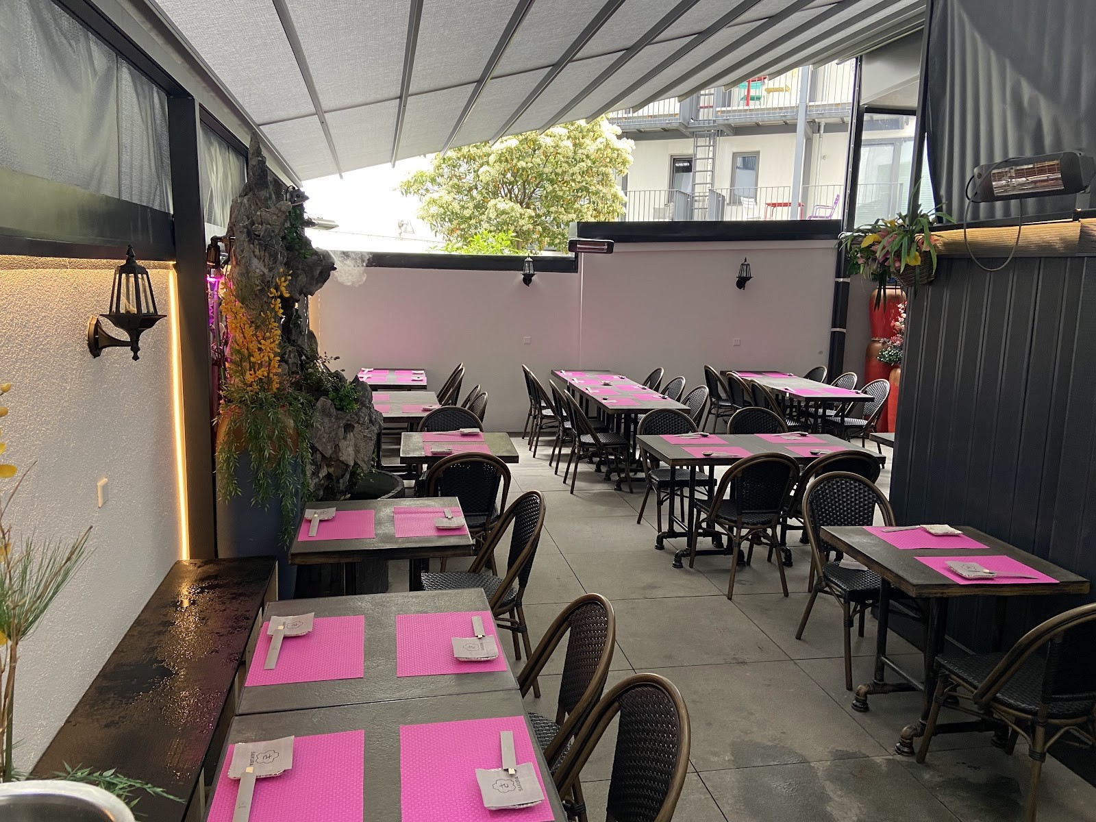 SAKURA Sushi Café: the place