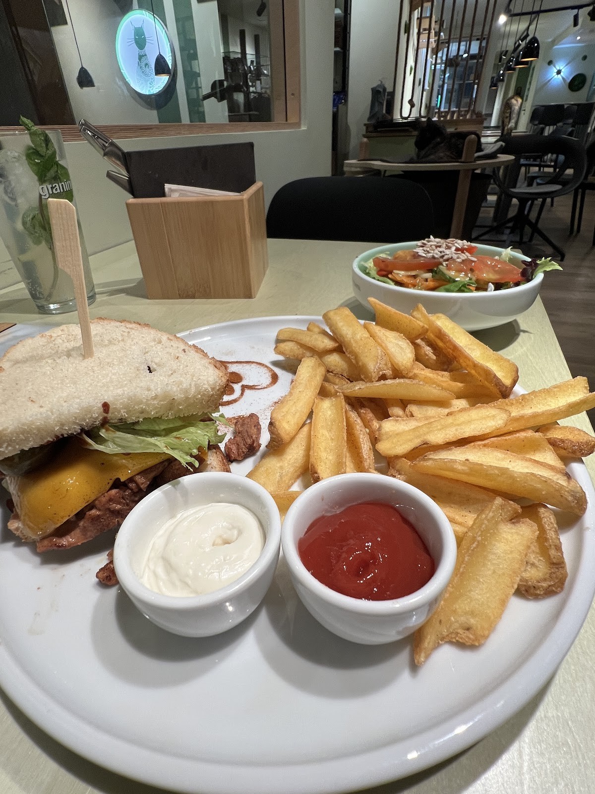 Katzentempel Munich: food & drinks