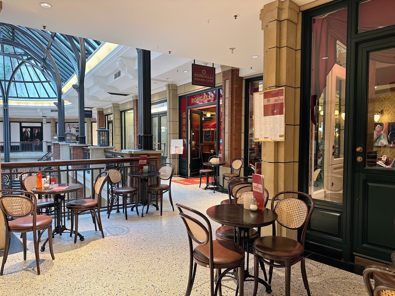 Roncalli Grand Café: the place