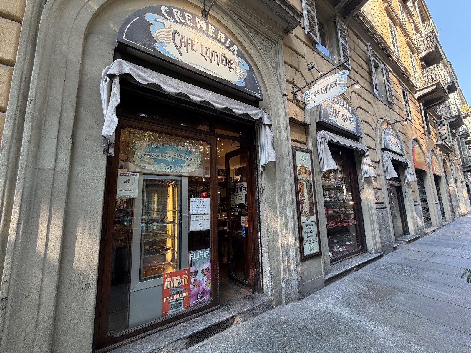 Café Lumière: the place