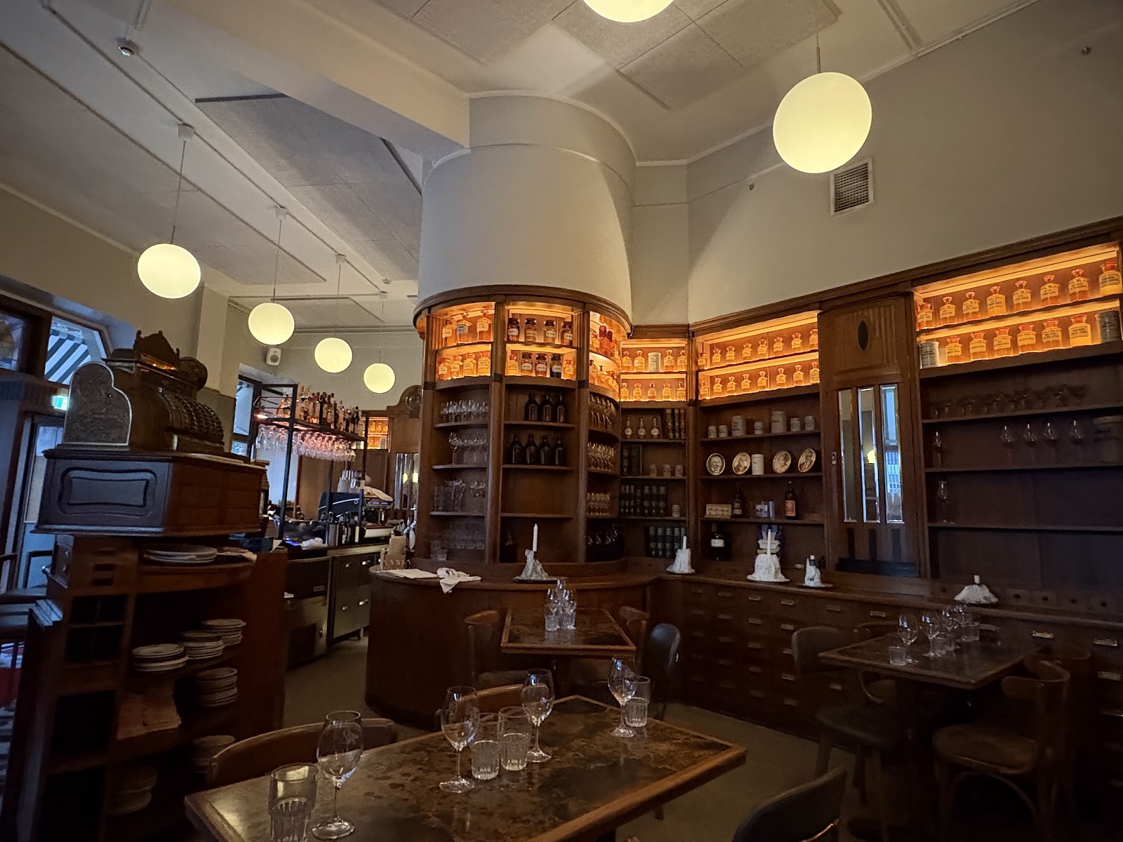 Viinibaari Apotek / Wine Bar Apotek: the place