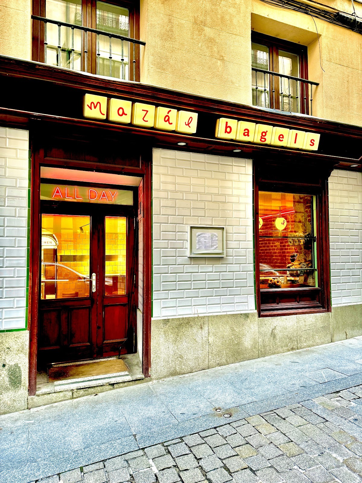 Mazál Bagels & Schmear – Ópera: the place