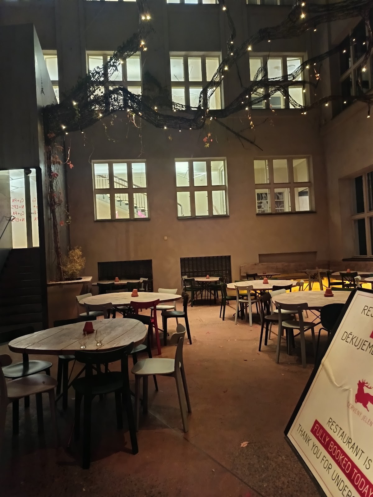Restaurace Červený jelen: the place