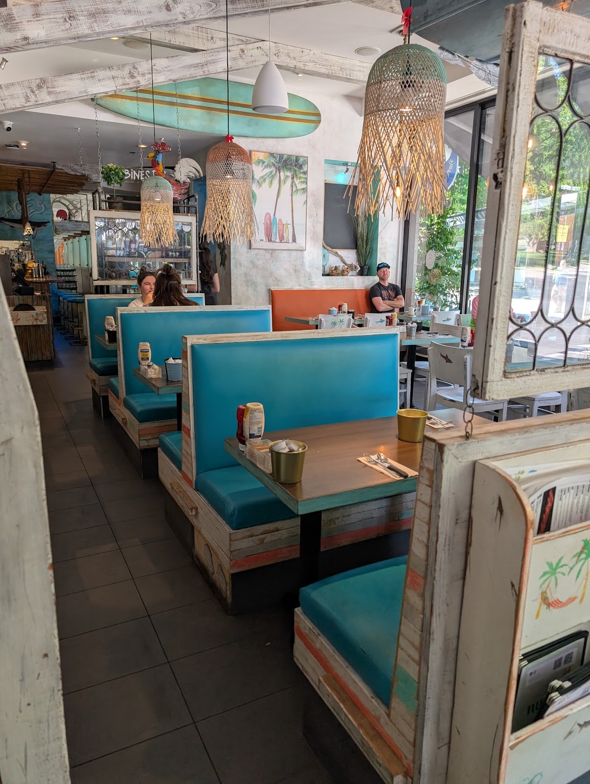 Resto La Grand-Mère Poule & Shack Attakk Beaubien: the place