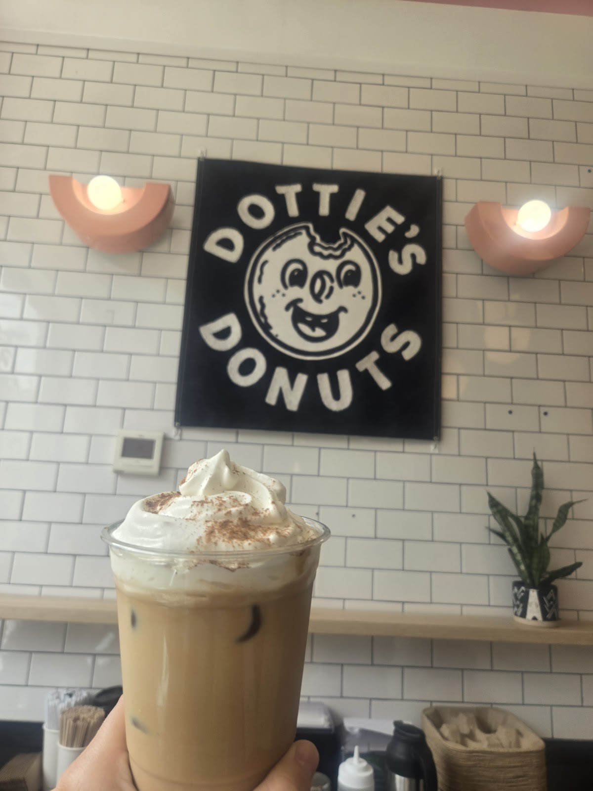 Dottie’s Donuts: food & drinks
