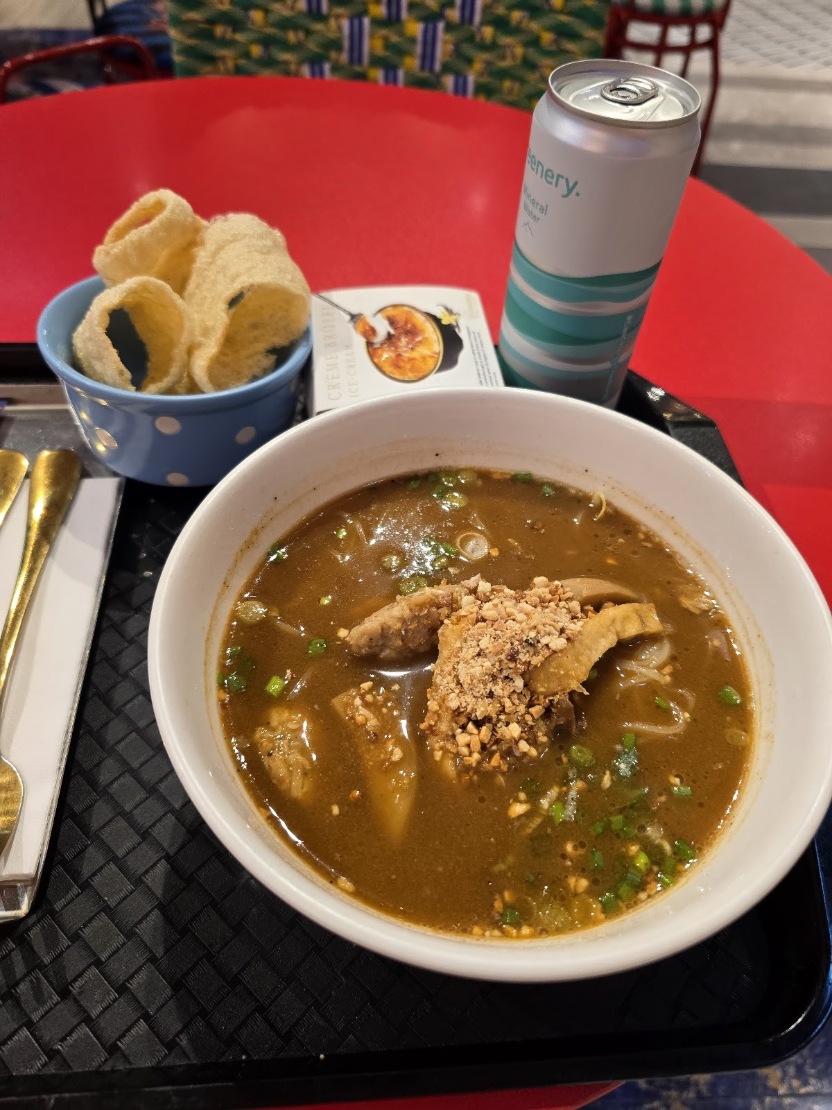 V Street Emsphere: food & drinks