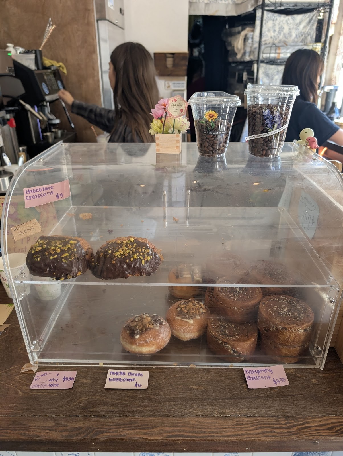 Dialogue Coffee & Flowers: the place