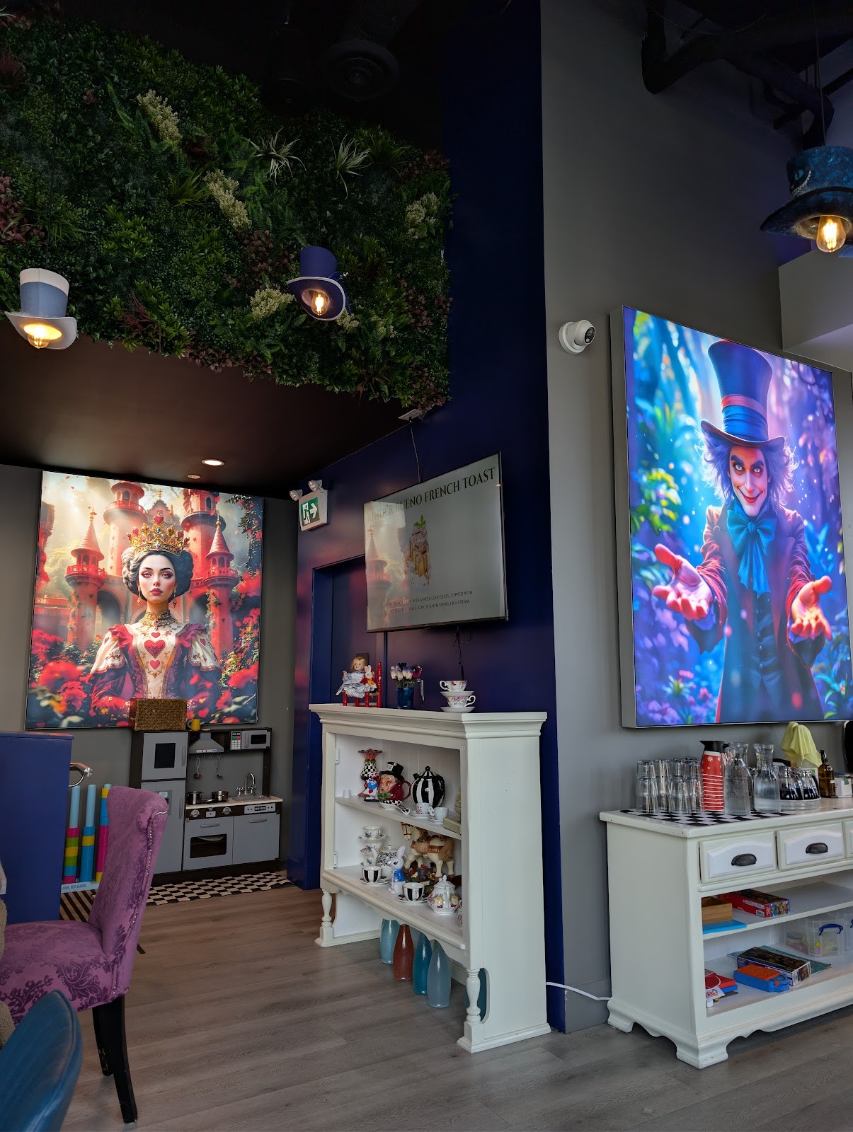 Mad Hatter Bistro: the place