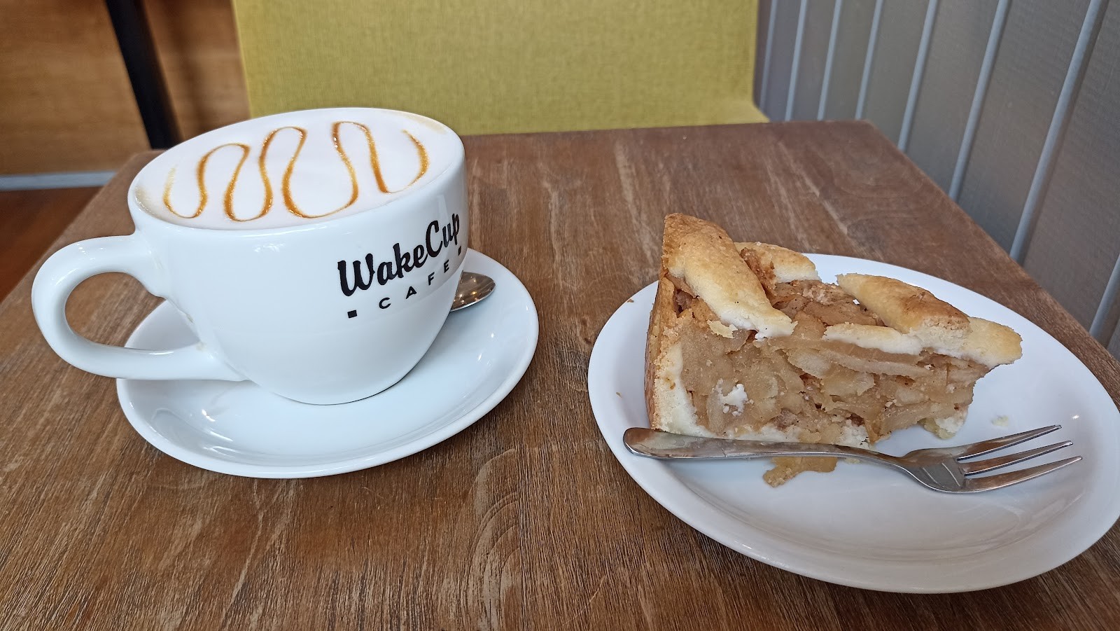 WakeCup Cafe: food & drinks