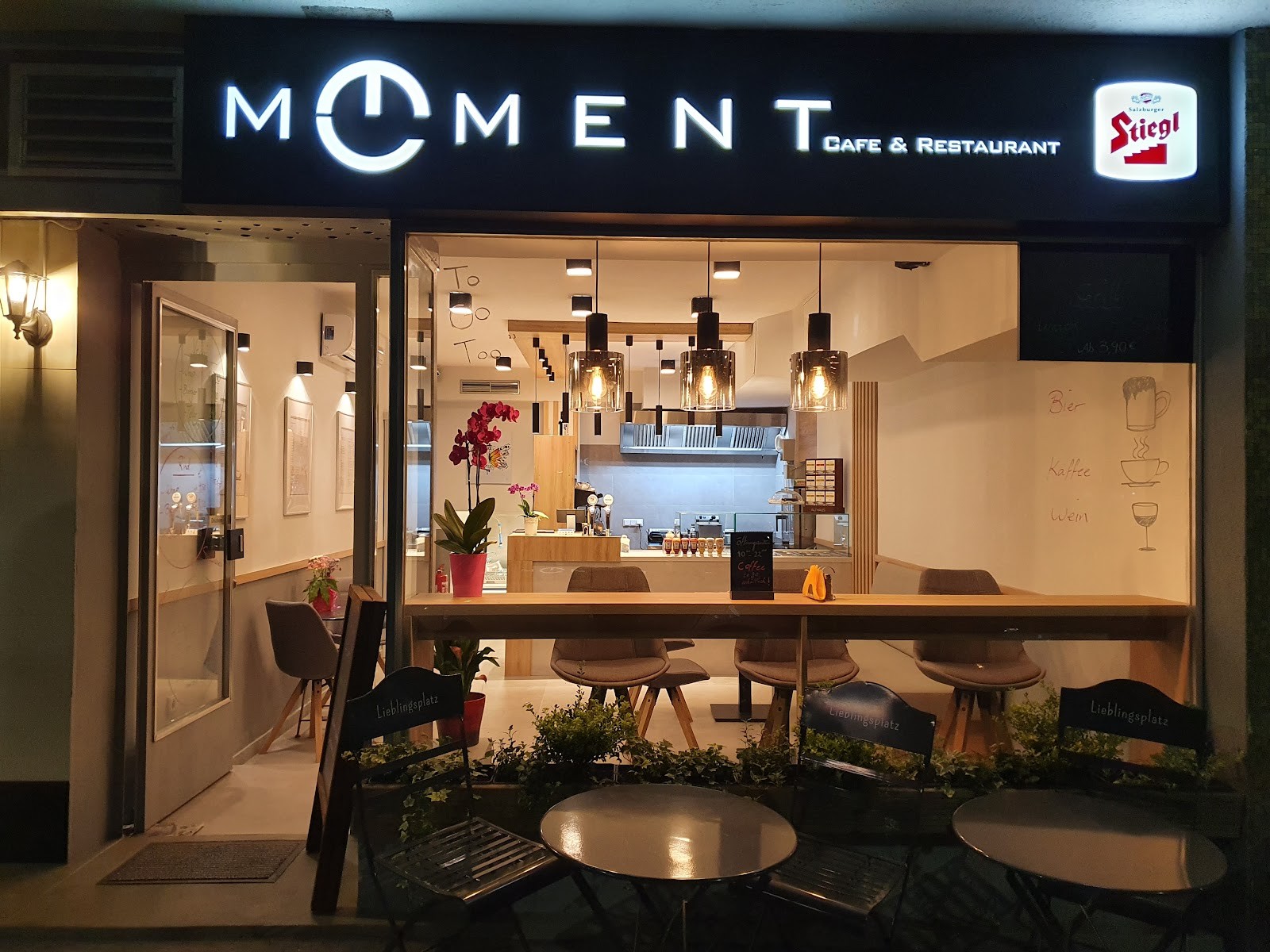 Moment Cafe and Restaurant: the place