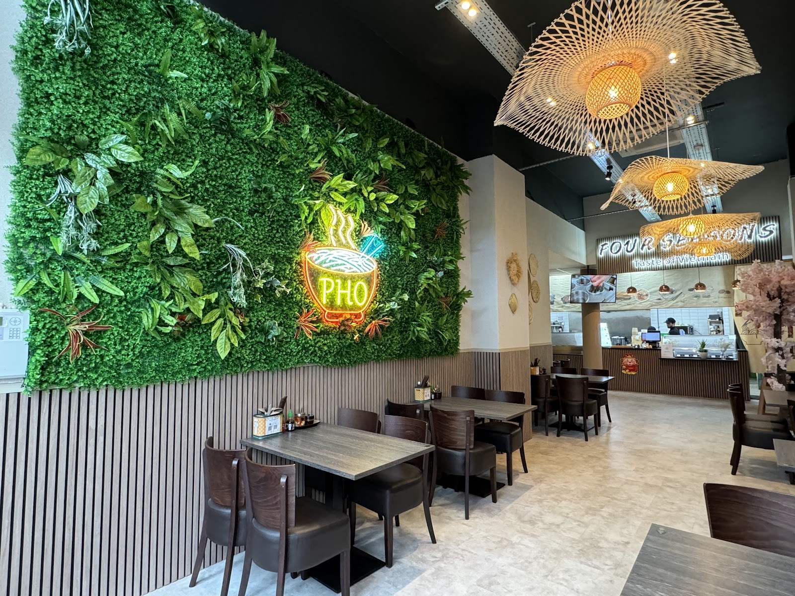 Four Seasons Vietnamese Restaurant: the place