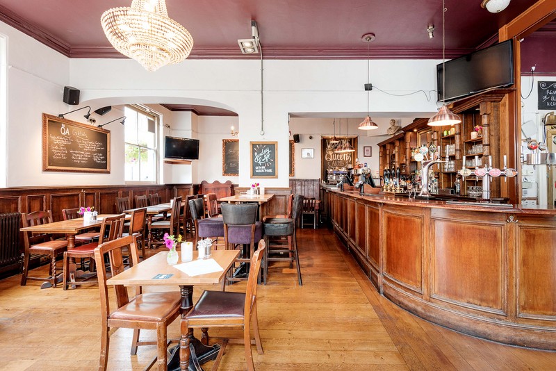 The Queen's Arms: the place