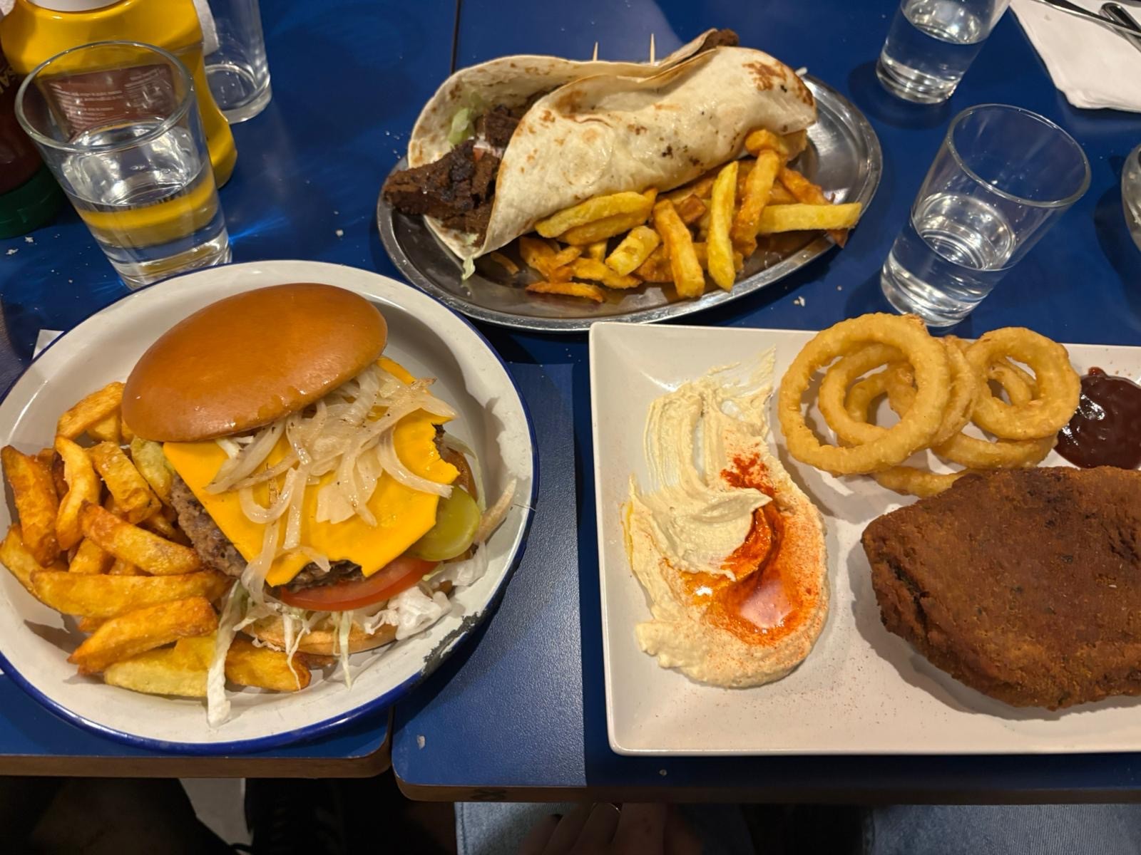 B13 bar: food & drinks