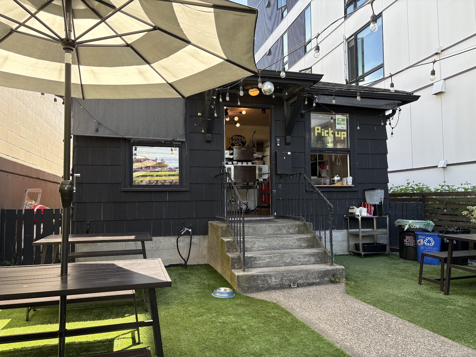 MOTO Pizza West Seattle: the place