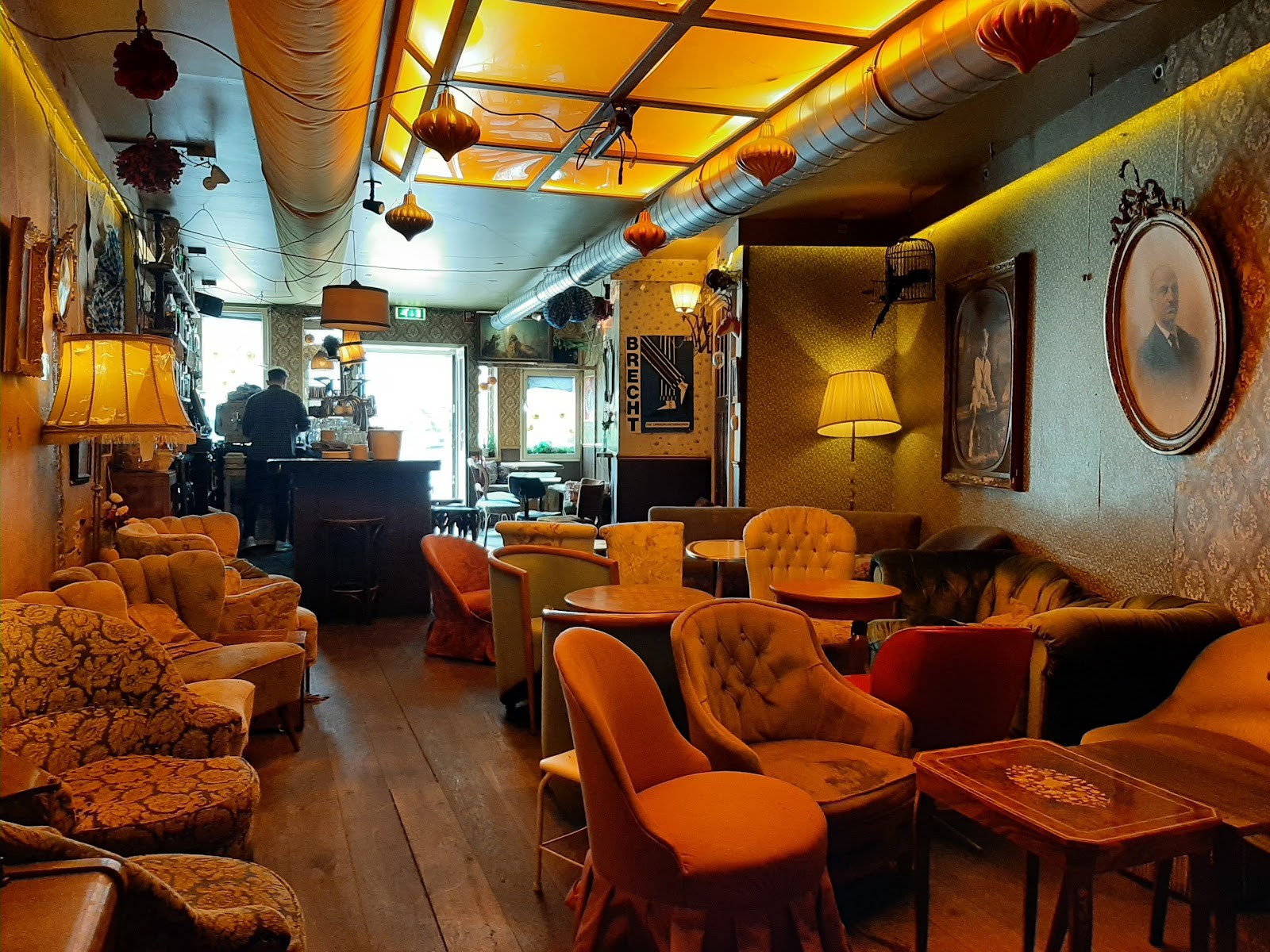 Café Brecht: the place