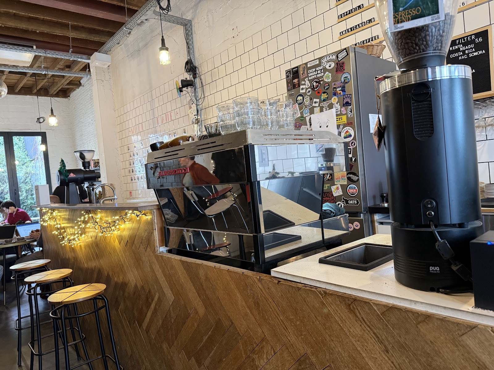 Full Circle Coffee Bar and Roastery - Zuid: the place