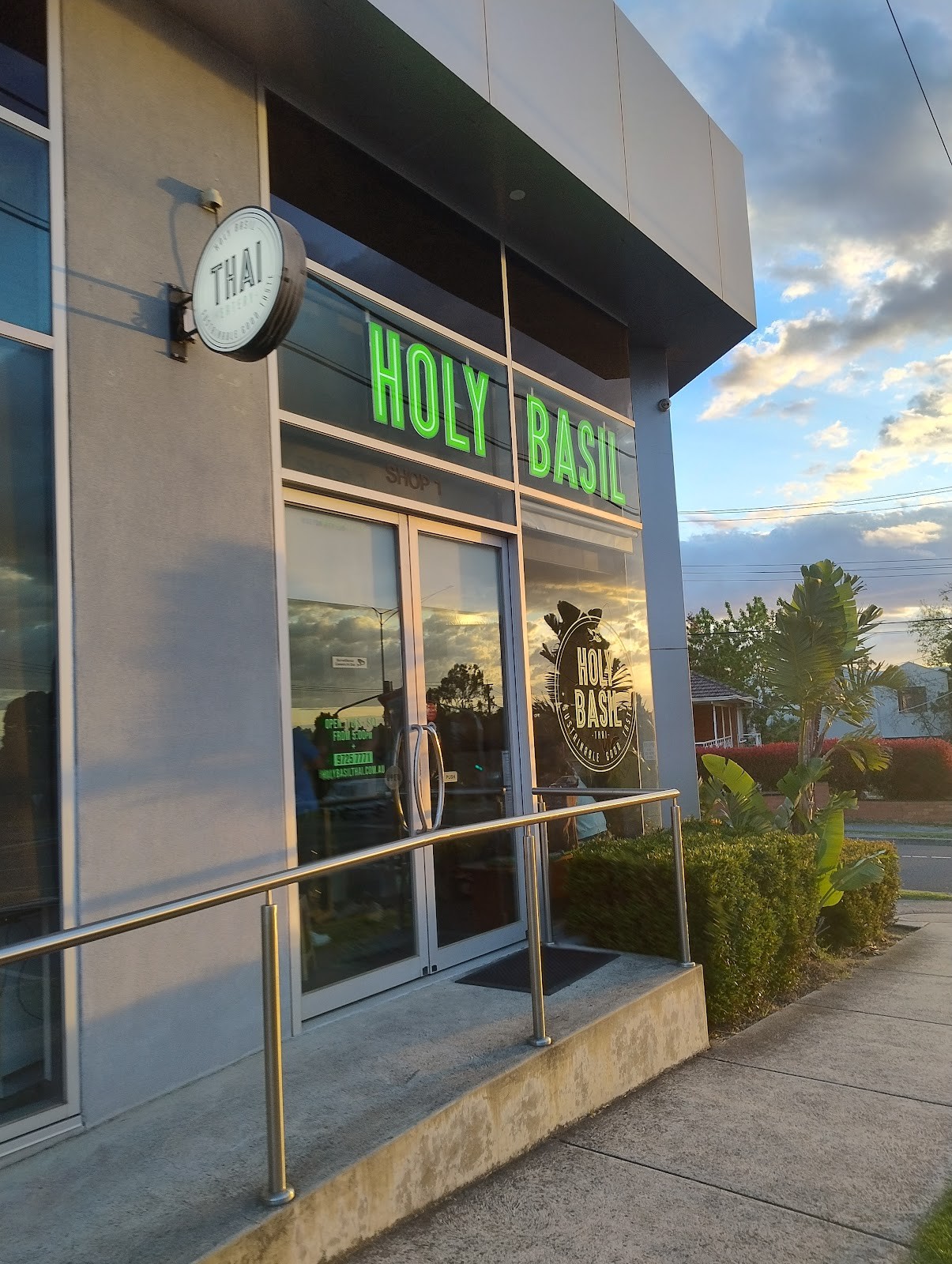 Holy Basil Thai: the place