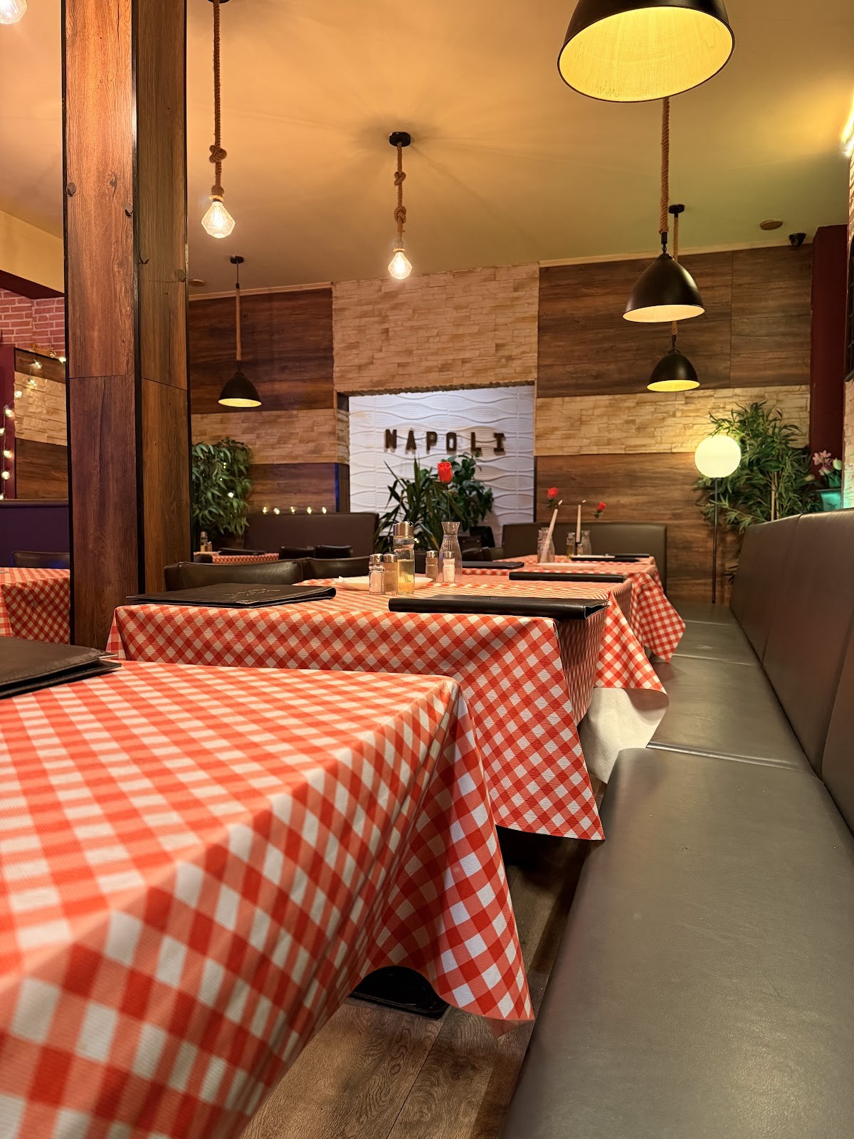 Pizzeria Napoli: the place
