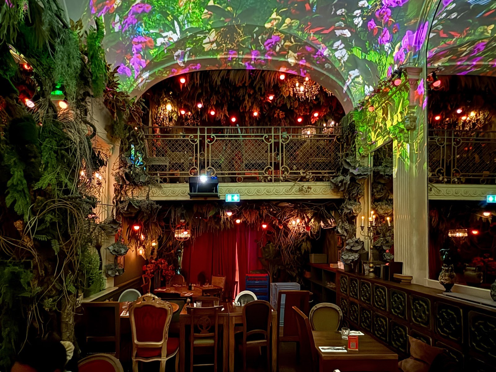 Jungle Palace: the place