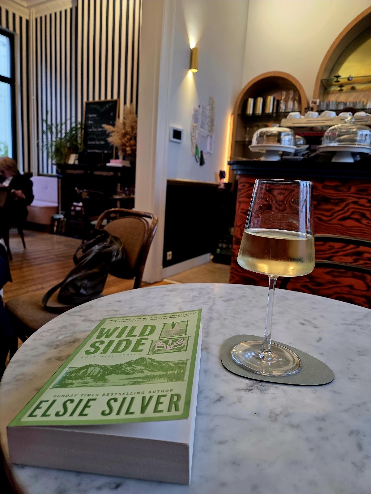 Luddites Books & Wine: the place