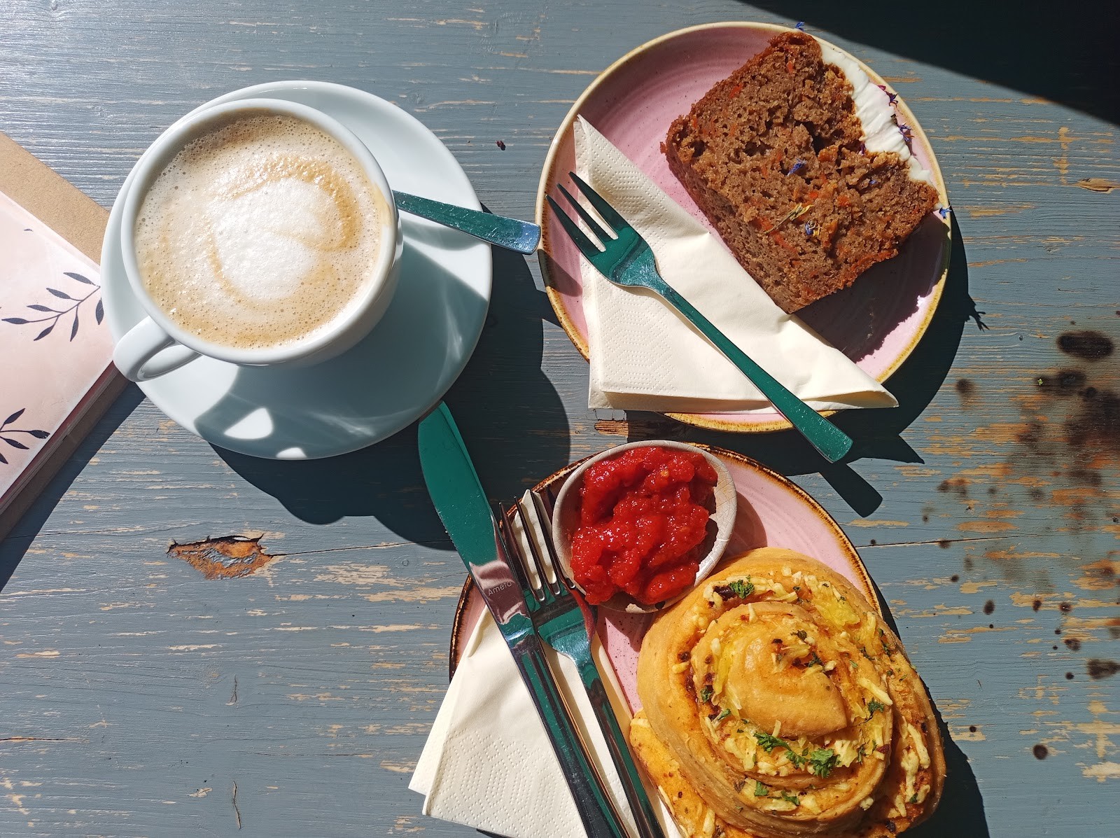 OM NOM NOM CAFÉ: food & drinks