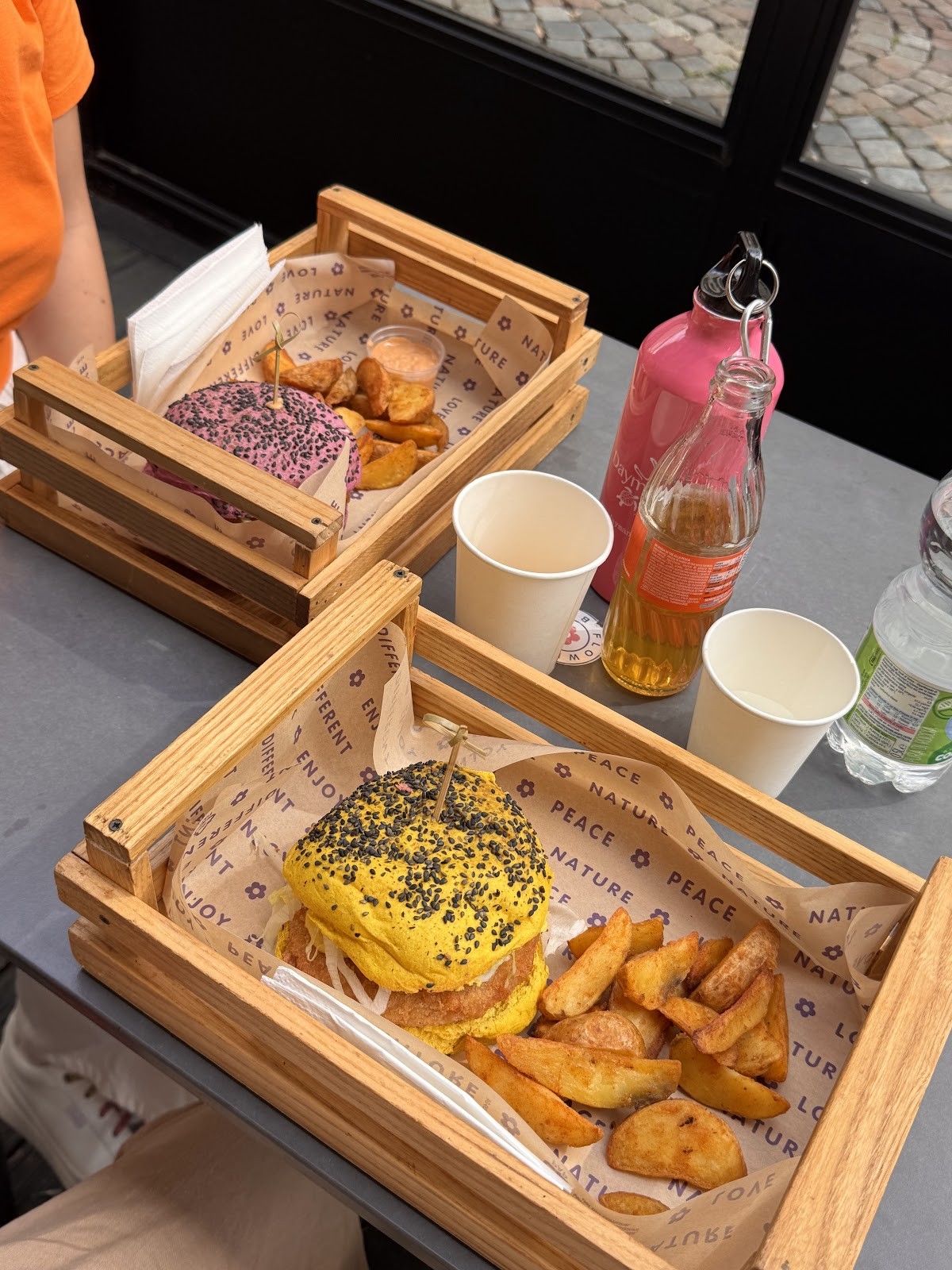 Flower Burger: food & drinks