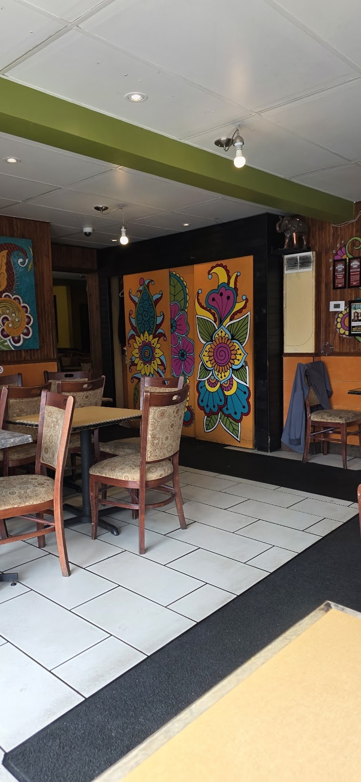 Bombay Mahal Indian Food Restaurant: the place