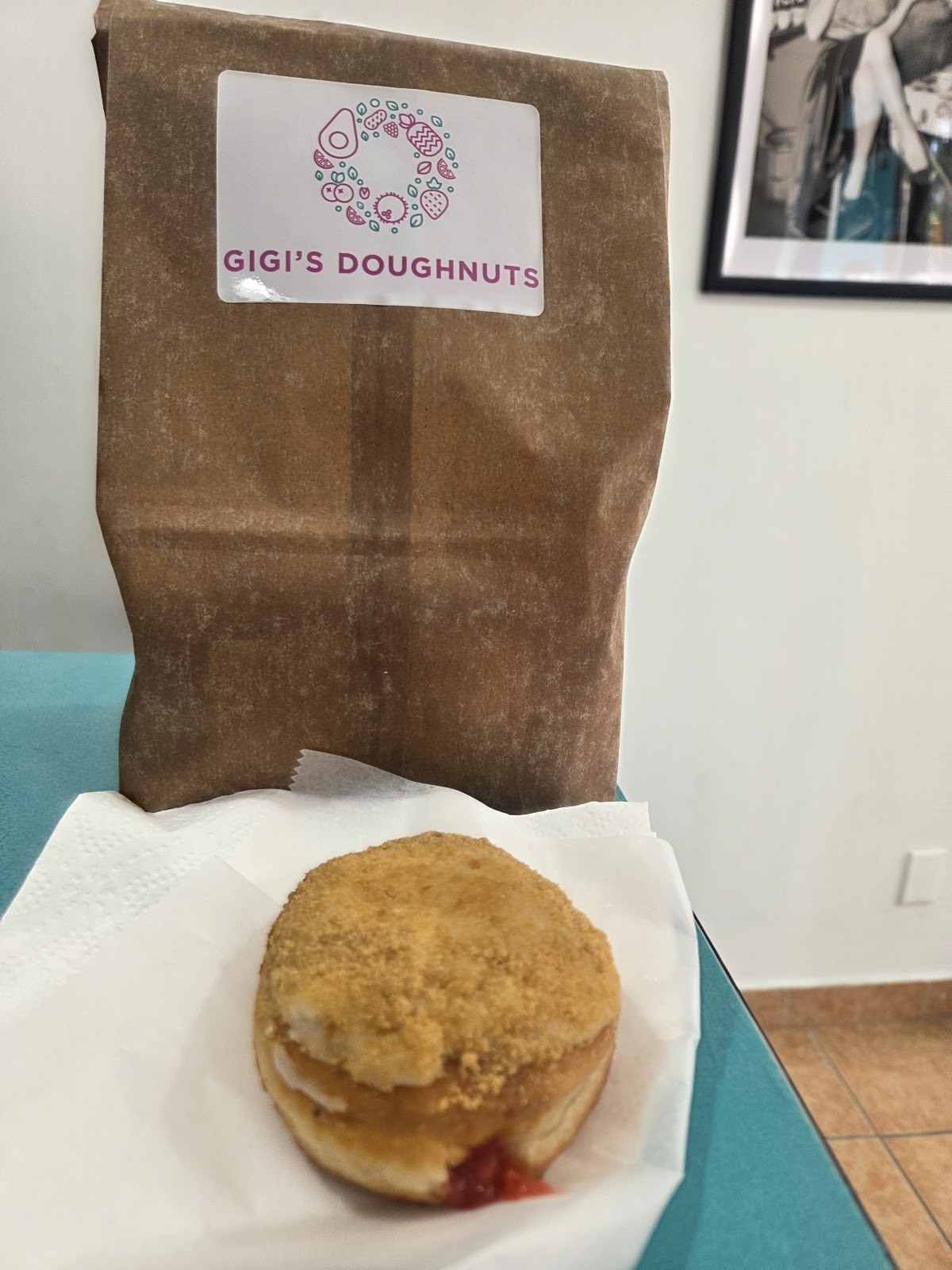 Gigi's Doughnuts: food & drinks