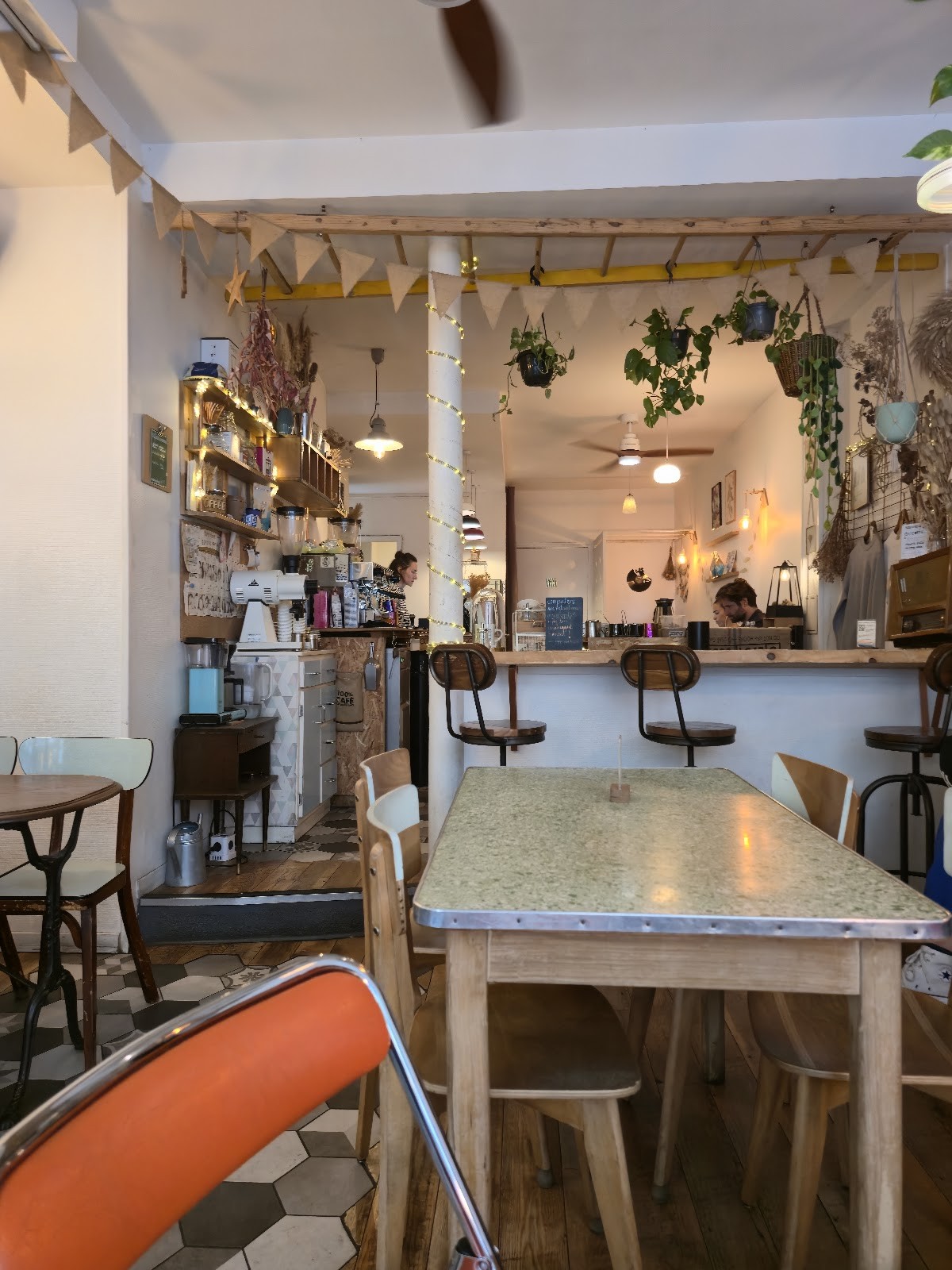 Léandrés happy food & coffee roaster: the place