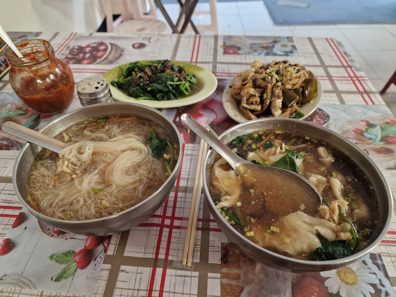 Bao Su Zhai Vegetarian Snack Bar: food & drinks