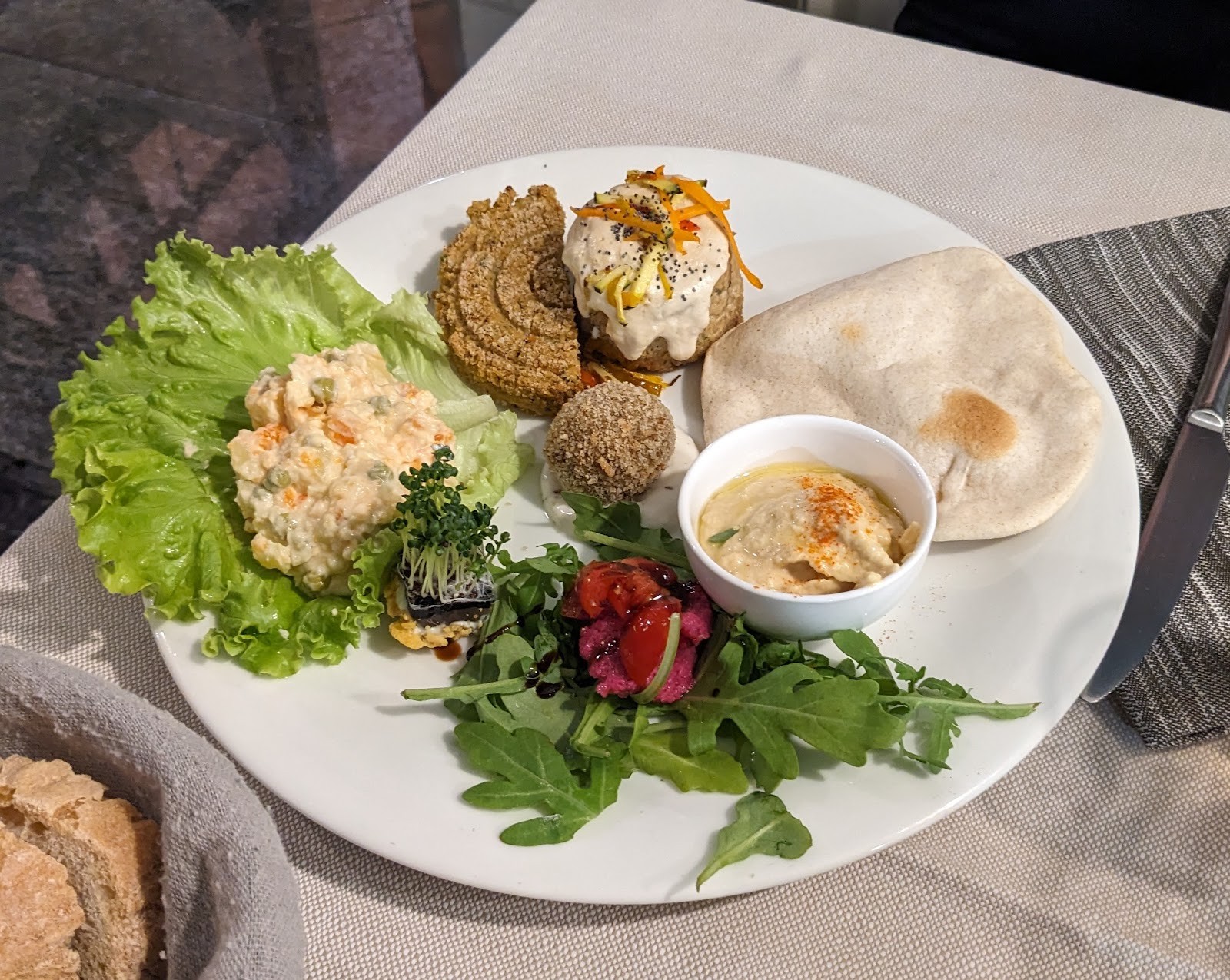 Mezzaluna: food & drinks