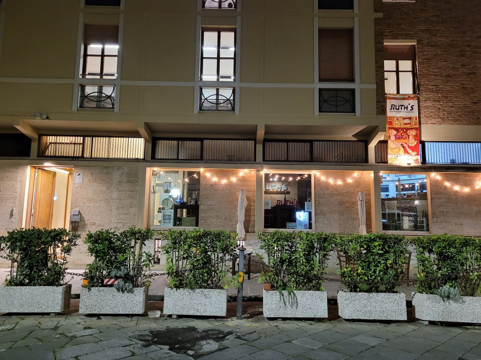 Ruth's Kosher Jewish Restaurant: the place