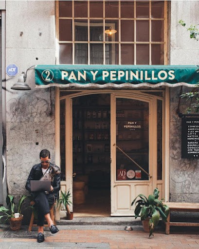 Pan y Pepinillos Café: the place