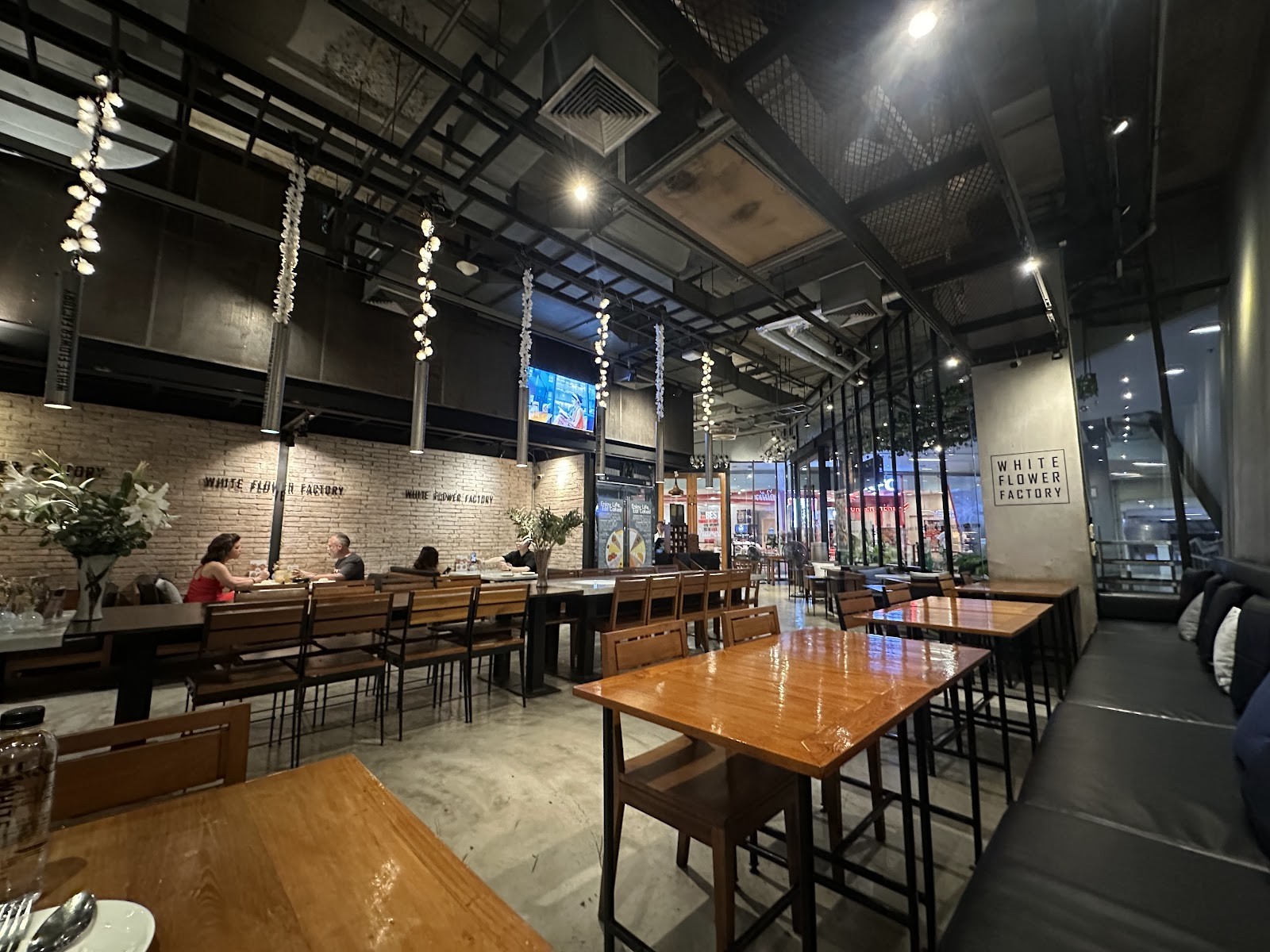 White Flower Factory - ครัวดอกไม้ขาว: the place