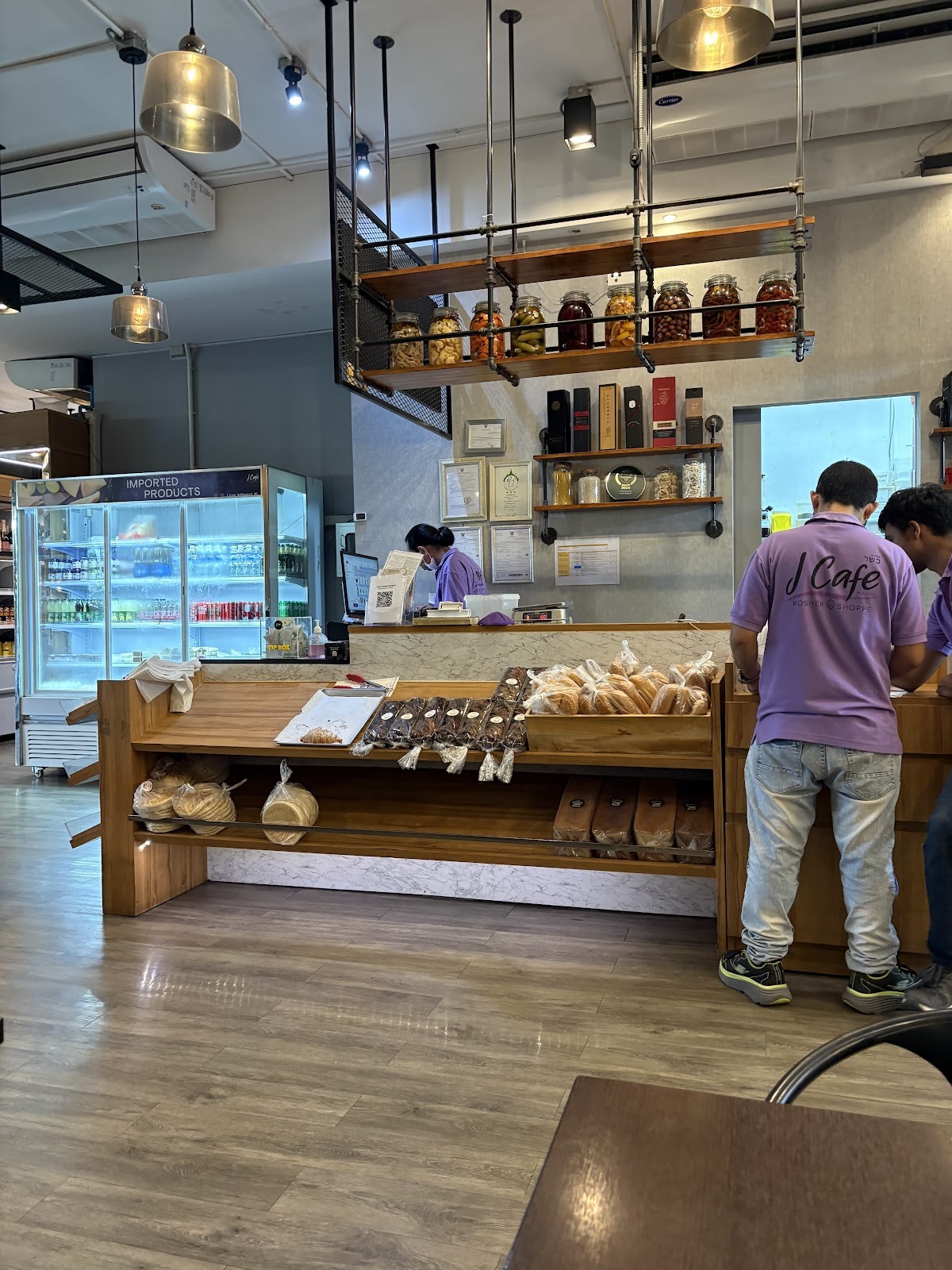 J Cafe (Kosher) Sukhumvit 20: the place