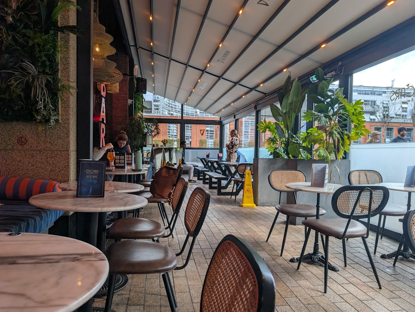 Oscars Café Bar: the place
