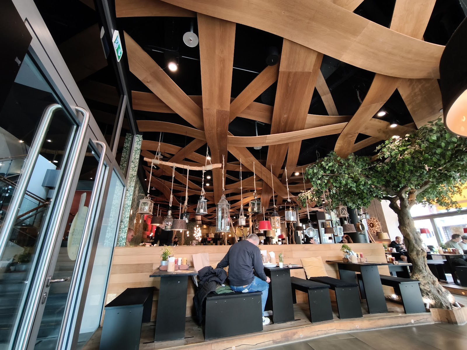 PETER PANE Burgergrill & Bar: the place