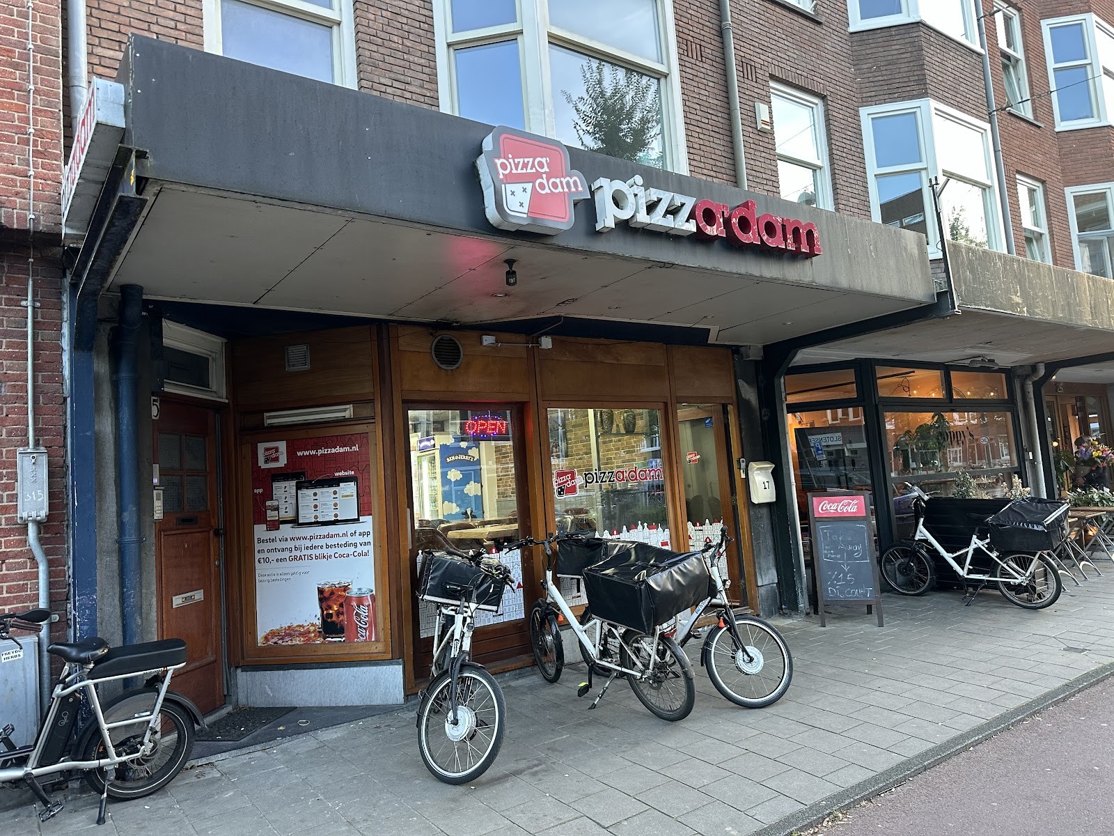 Pizzadam Amsterdam Zuid: the place