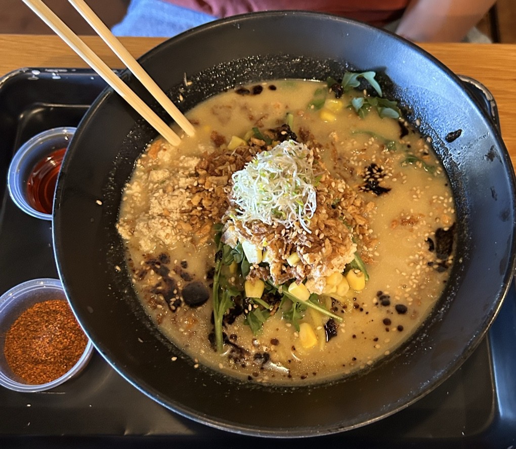 REDWHITE BONELESS RAMEN: food & drinks