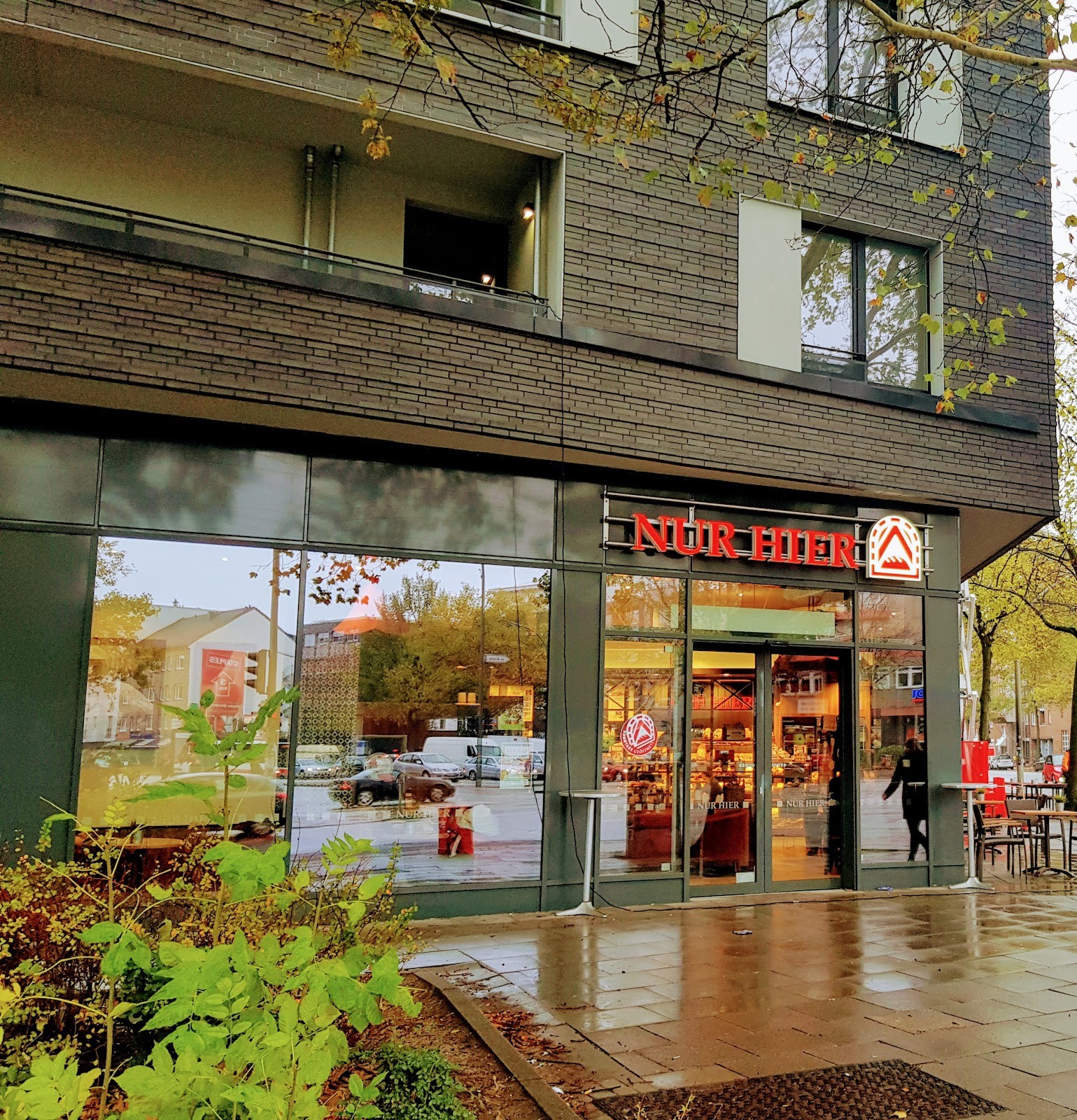 Nur Hier - Max-Brauer-Allee: the place