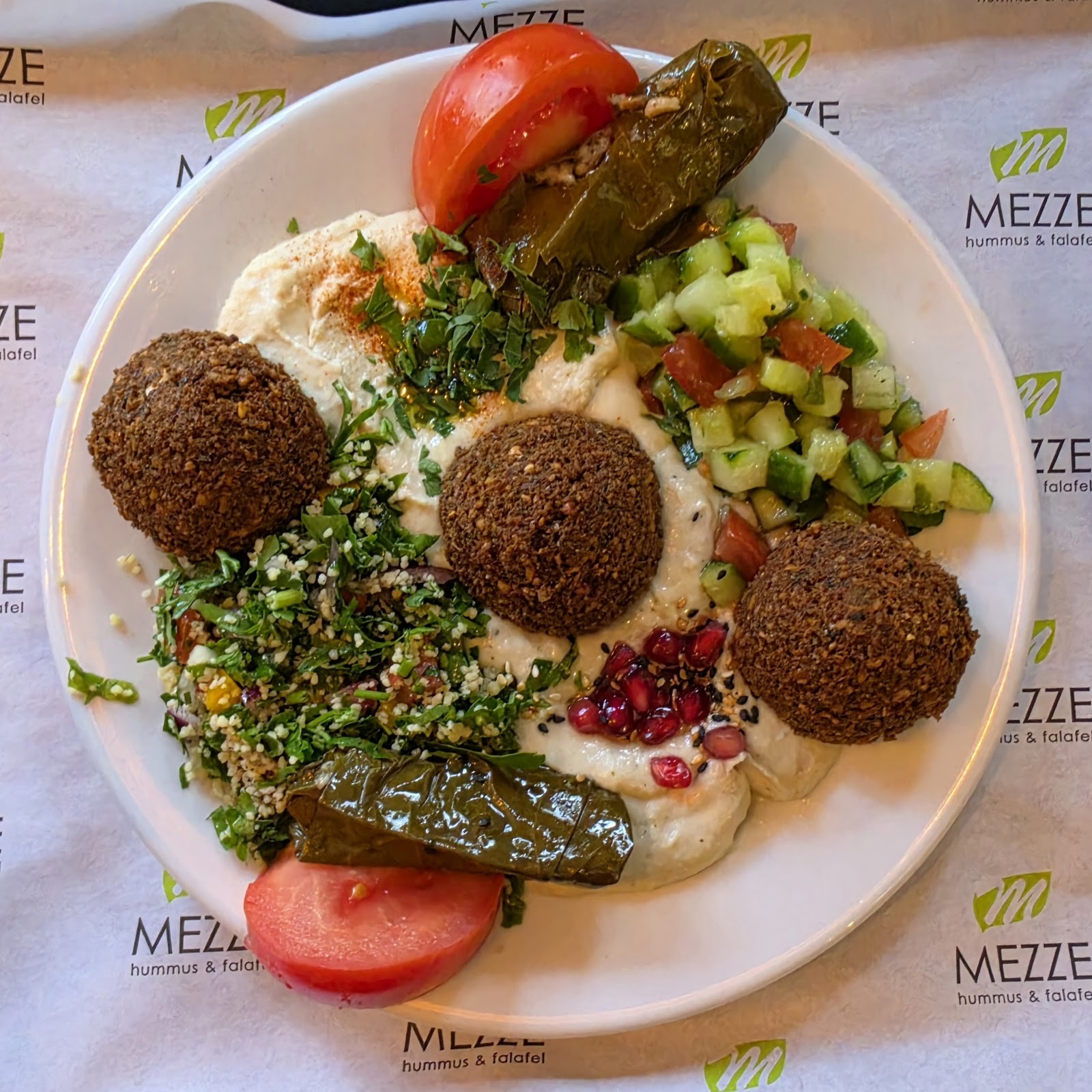 Mezze hummus & falafel: food & drinks