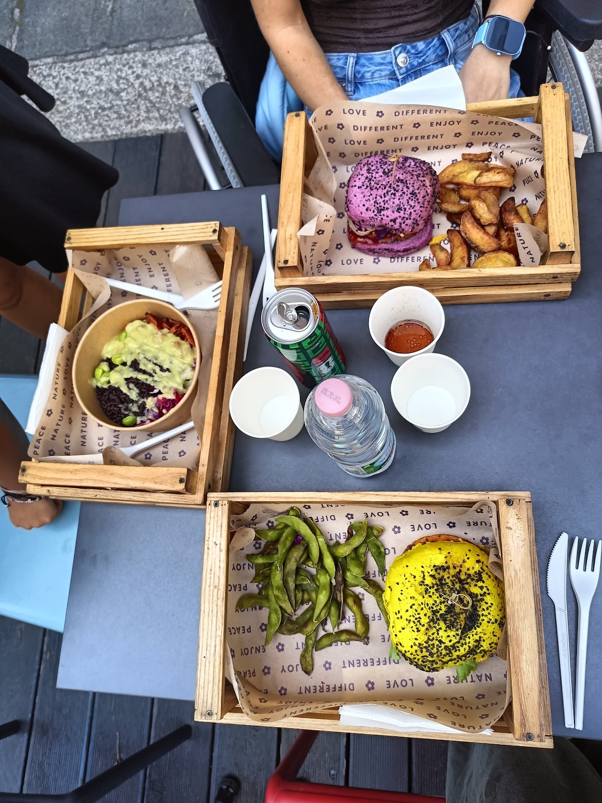 Flower Burger: food & drinks