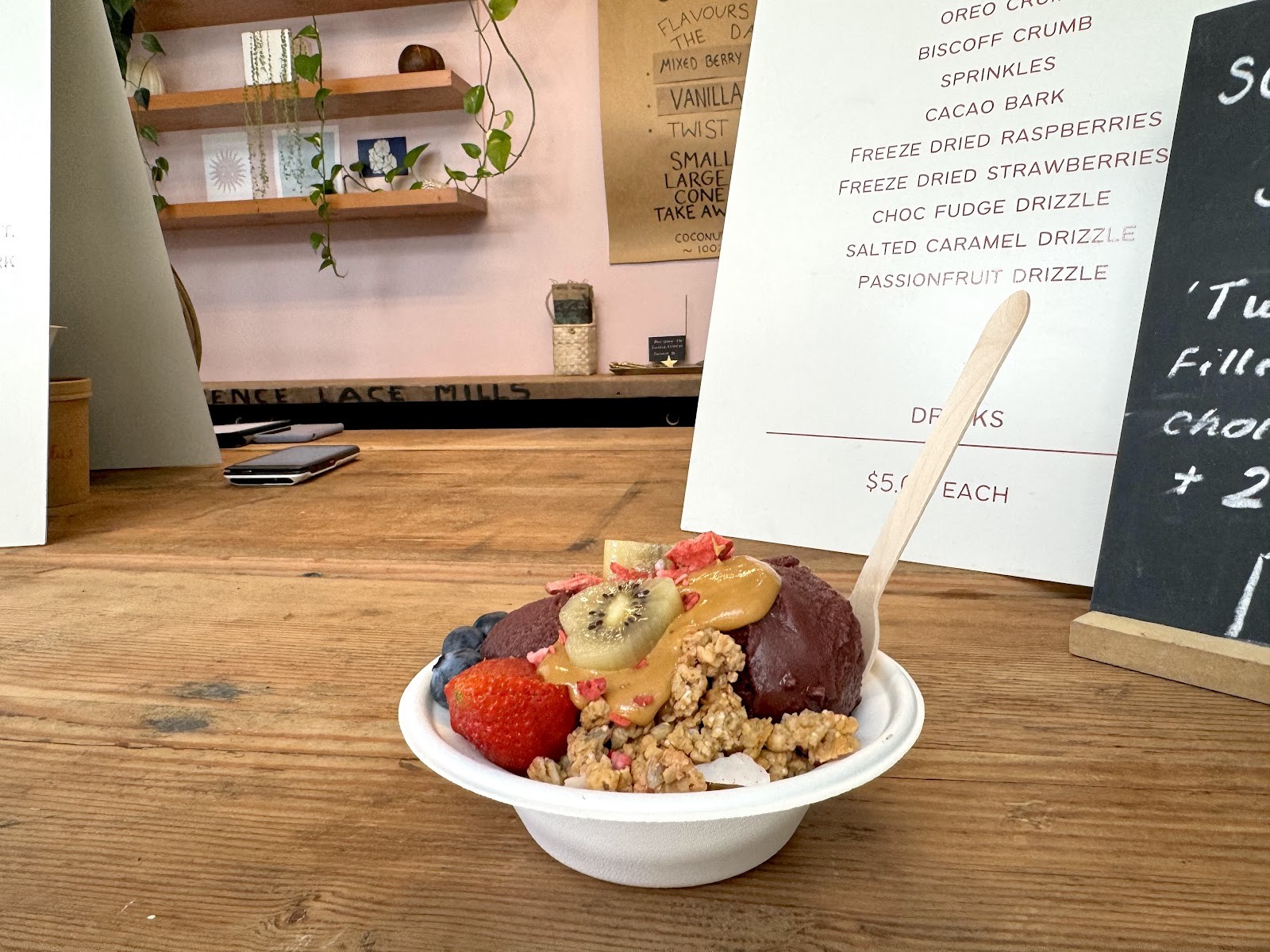 Lulu's Açai Bar: food & drinks
