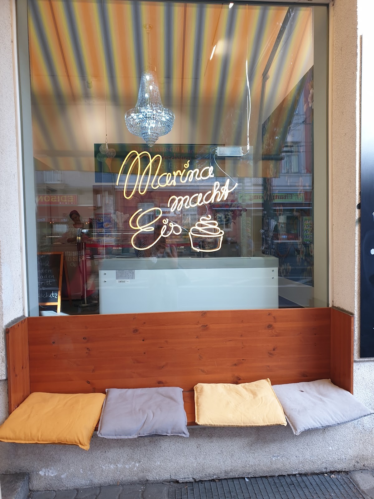 Marina macht Eis: the place