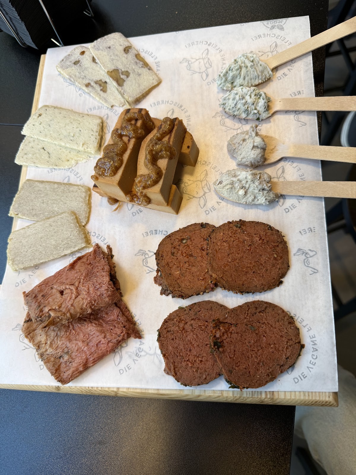 Die Vegane Fleischerei: food & drinks