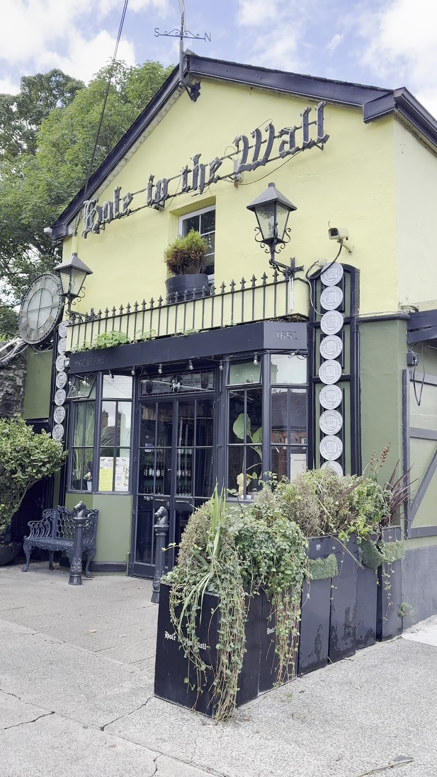 Hole in the Wall, Europe’s Longest Pub: the place